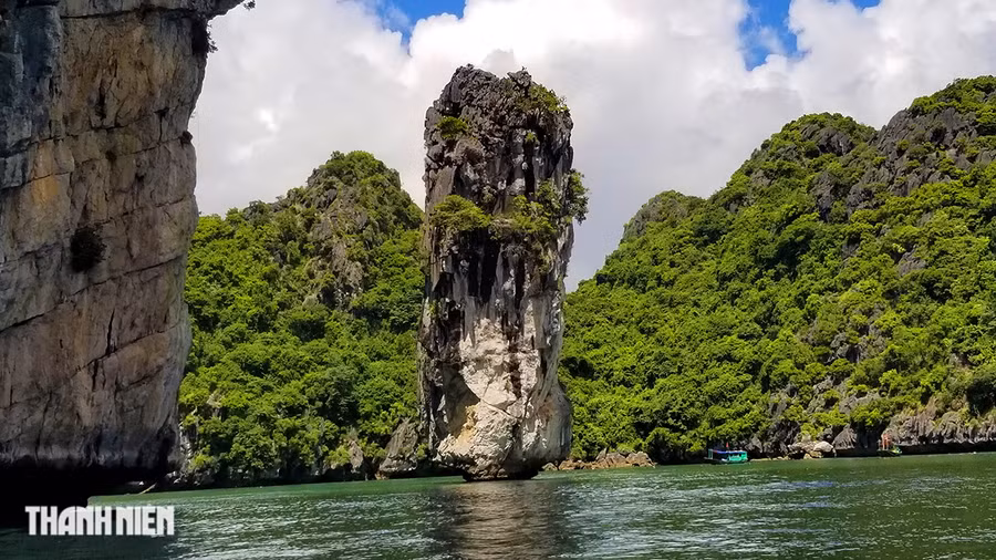 Đảo Tháp Nghiêng - điểm nhấn của du lịch vịnh Lan Hạ. Ảnh: GIANG LINH