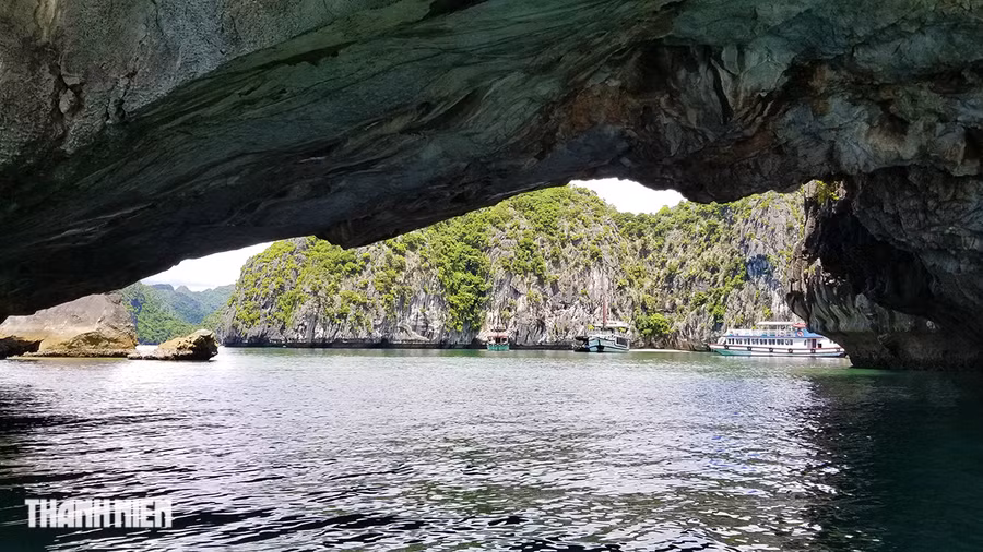 Hang Luồn - điểm không thể bỏ qua trong chuyến tham quan vịnh Lan Hạ. Ảnh: GIANG LINH