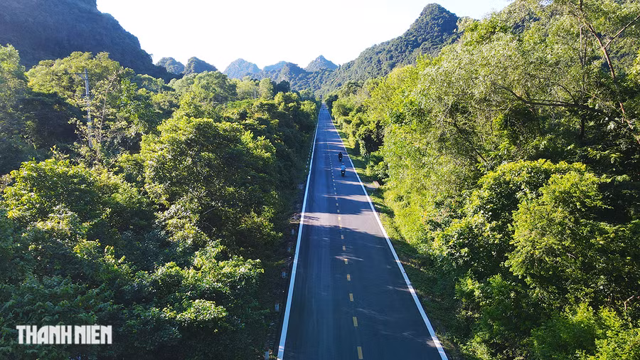Tuyến đường xuyên Vườn quốc gia Cát Bà, hai bên trùng trùng điệp điệp là những dãy núi đá vôi cùng hệ thực vật phong phú. Ảnh: GIANG LINH