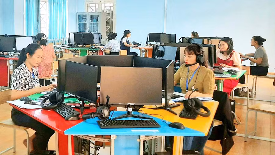 Các giáo viên tham gia phần thi thiết kế bài giảng điện tử. Ảnh: M.T Các giáo viên tham gia phần thi thiết kế bài giảng điện tử. Ảnh: M.T