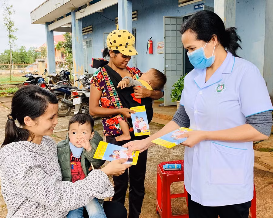 Nhân viên y tế tăng cường tuyên truyền người dân nâng cao ý thức phòng-chống dịch. Ảnh: Như Nguyện