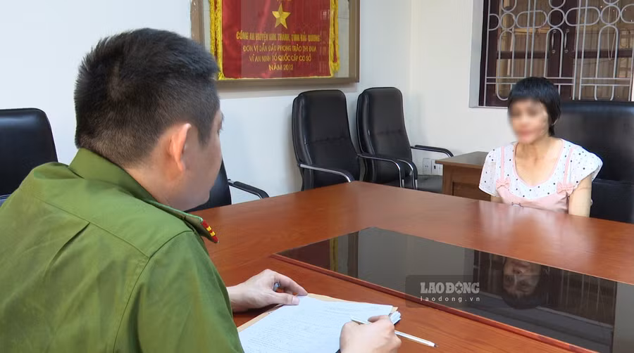 Chị G trao đổi với cơ quan công an. Ảnh: Công an tỉnh Hải Dương