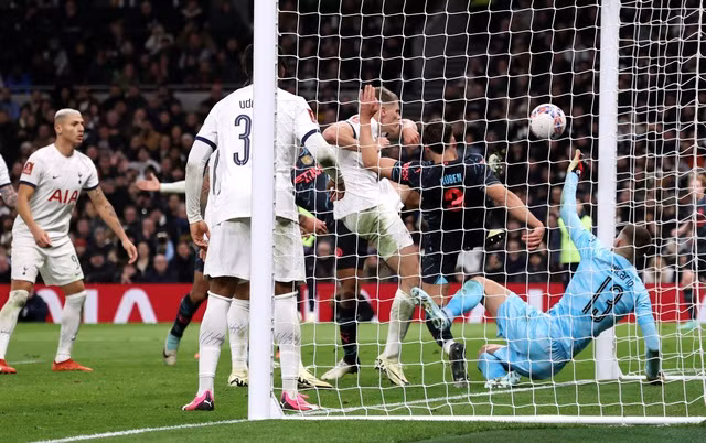 Cặp trung vệ Man City góp công vào bàn thắng