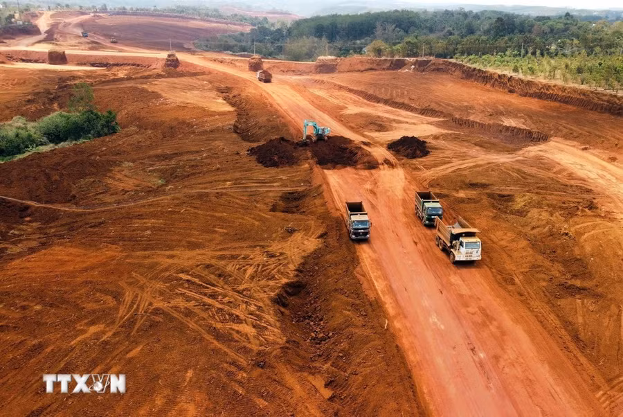 Khai thác quặng bauxite phục vụ chế biến alumin tại Công ty Nhôm Đắk Nông. (Ảnh: Hưng Thịnh/TTXVN) Khai thác quặng bauxite phục vụ chế biến alumin tại Công ty Nhôm Đắk Nông. (Ảnh: Hưng Thịnh/TTXVN)