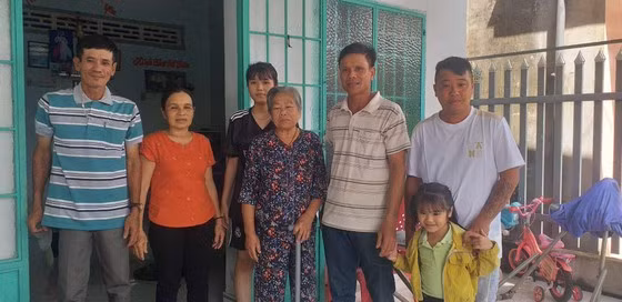 Ông Phong (bìa trái) cùng vợ và người thân ở Đồng Nai