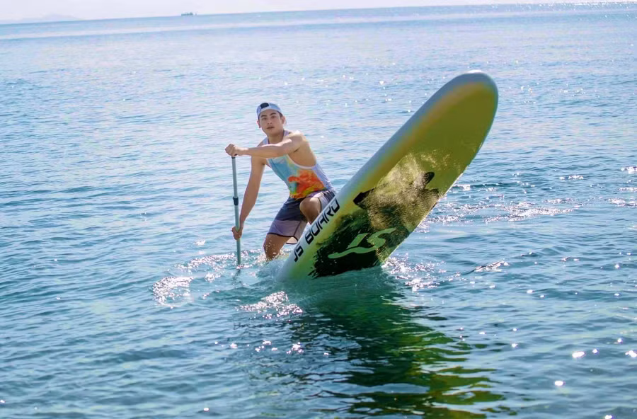 Anh Nguyễn Quốc Trung (32 tuổi, sống tại TP Nha Trang) chia sẻ: “Tôi thích cảm giác bình yên lênh đênh trên mặt nước mà không cần đi đâu xa. Thật tốt vì vừa có thể vận động tăng cường sức khỏe vừa xả stress rất hiệu quả để bắt đầu khoảng thời gian làm việc mới.”