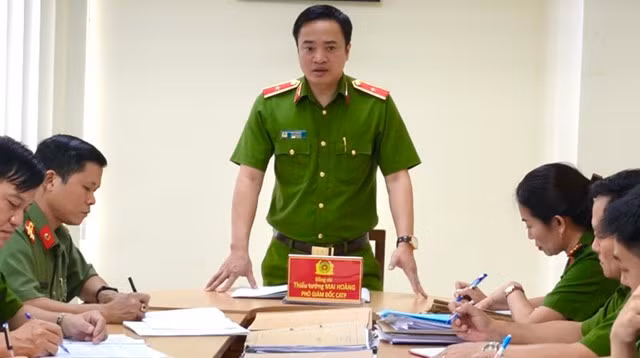 Thiếu tướng Mai Hoàng, Phó Giám đốc Công an TP.HCM, họp chỉ đạo phá án