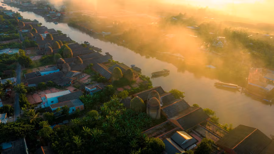 Từ hướng Cầu Mỹ Thuận xuôi về trung tâm thành phố Vĩnh Long, đi dọc theo sông Cổ Chiên về Mang Thít… bạn sẽ thấy hàng trăm lò gạch gốm có tuổi đời trăm năm nằm san sát cạnh bờ sông. Nơi này, người ta gọi là "vương quốc" gạch gốm miền Tây. Ảnh: BÙI VĂN HẢI