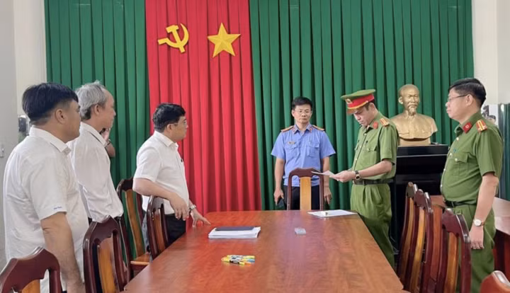Cơ quan chức năng thi hành lệnh khám xét Trung tâm phát triển Quỹ đất huyện Long Thành.
