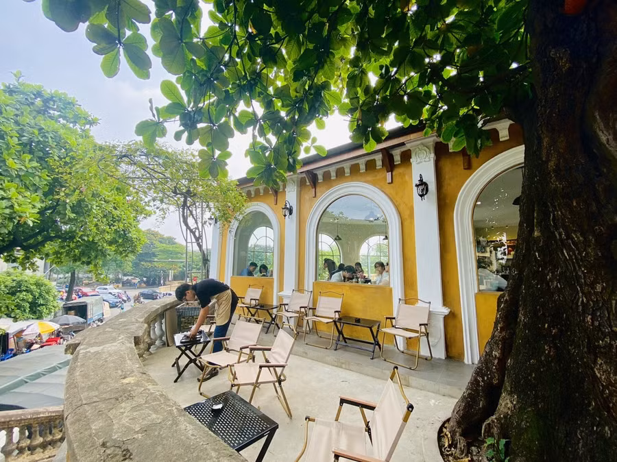 Khi ghé quán, thực khách sẽ được trải nghiệm ba góc ngắm phố phường đẹp, tận hưởng khoảng thời gian sống chậm đầy chất thơ, gác lại những bộn bề, lo toan của cuộc sống.
