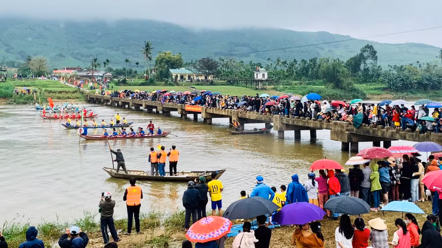 Giải đua thuyền thu hút hàng trăm người dân đến xem và cổ vũ. Ảnh: Ngọc Diệu