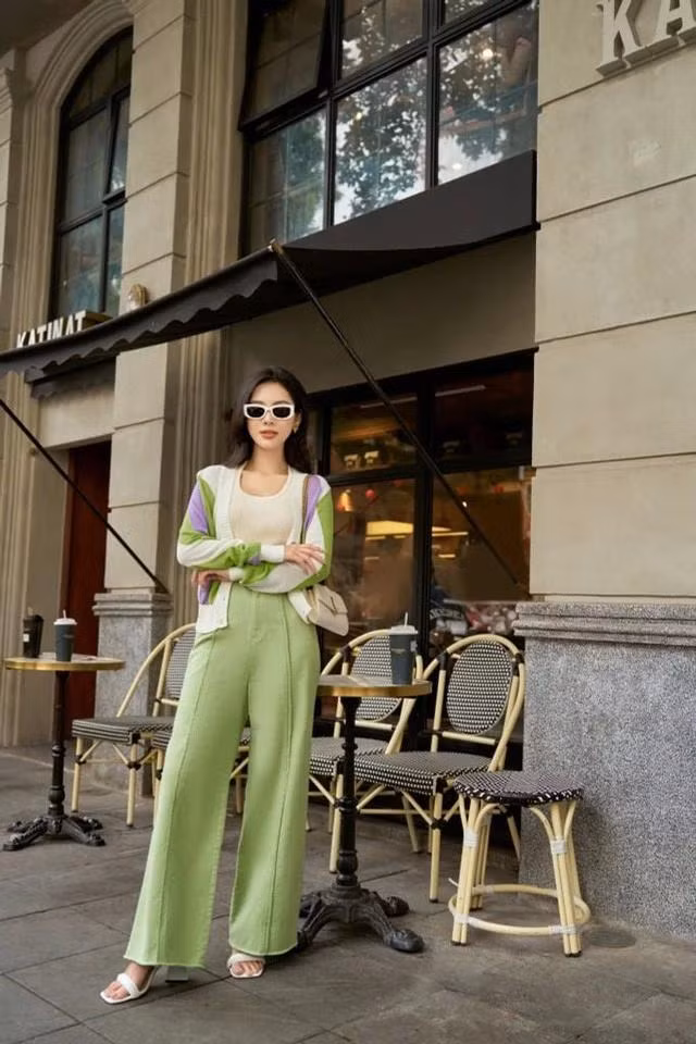 Hãy thử kết hợp áo cardigan xanh mint pha lẫn chút họa tiết kẻ màu tím với chân váy midi hoặc quần dài ống rộng để có một set đồ nữ tính và ngọt ngào.