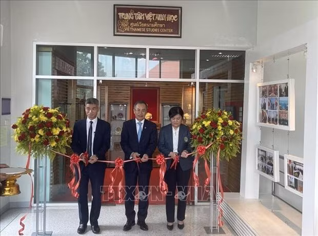 Đại sứ Phan Chí Thành (giữa), Tổng Lãnh sự Chu Đức Dũng (bên trái) và đại diện nhà trường cắt băng khánh thành Trung tâm Việt Nam học thuộc Đại học Udon Thani Rajabhat. (Ảnh: TTXVN phát)