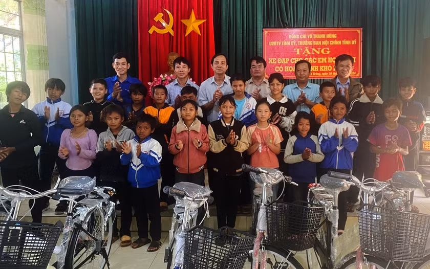 Đồng chí Võ Thanh Hùng-Trưởng ban Nội chính Tỉnh ủy cùng đoàn công tác trao tặng 20 xe đạp cho học sinh nghèo xã Ia Grăng, huyện Ia Grai. Ảnh: Phương Lộc