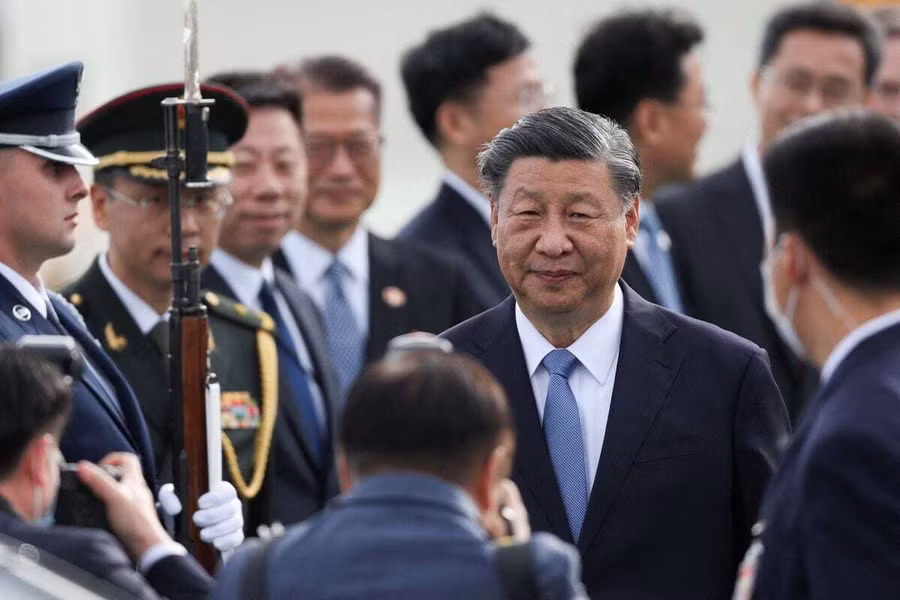 Chủ tịch Trung Quốc Tập Cận Bình tới sân bay San Francisco, Mỹ. Ảnh: REUTERS