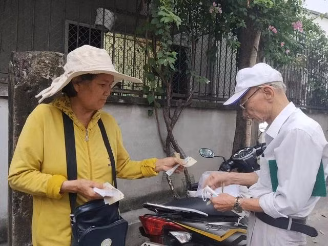 Bà Nguyễn Thị Hường (64 tuổi, quê Bình Định) bán vé số xuyên tết tại TP.HCM. Ảnh: Như Lịch