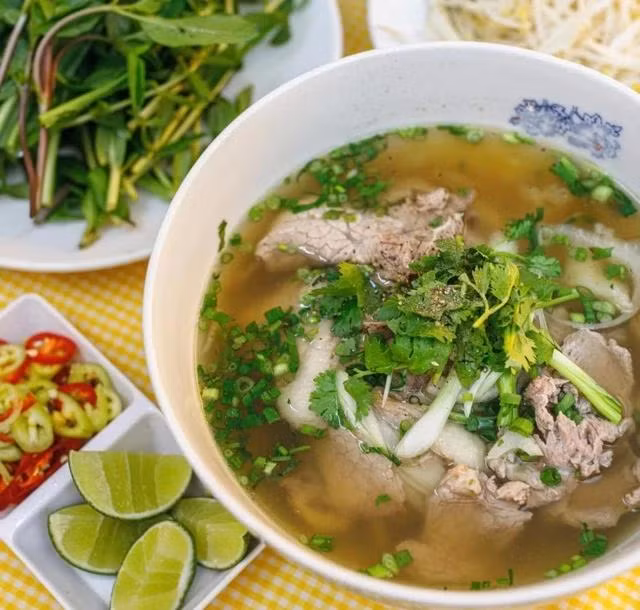 Một tô phở điển hình ở TP.HCM. Ảnh M.G