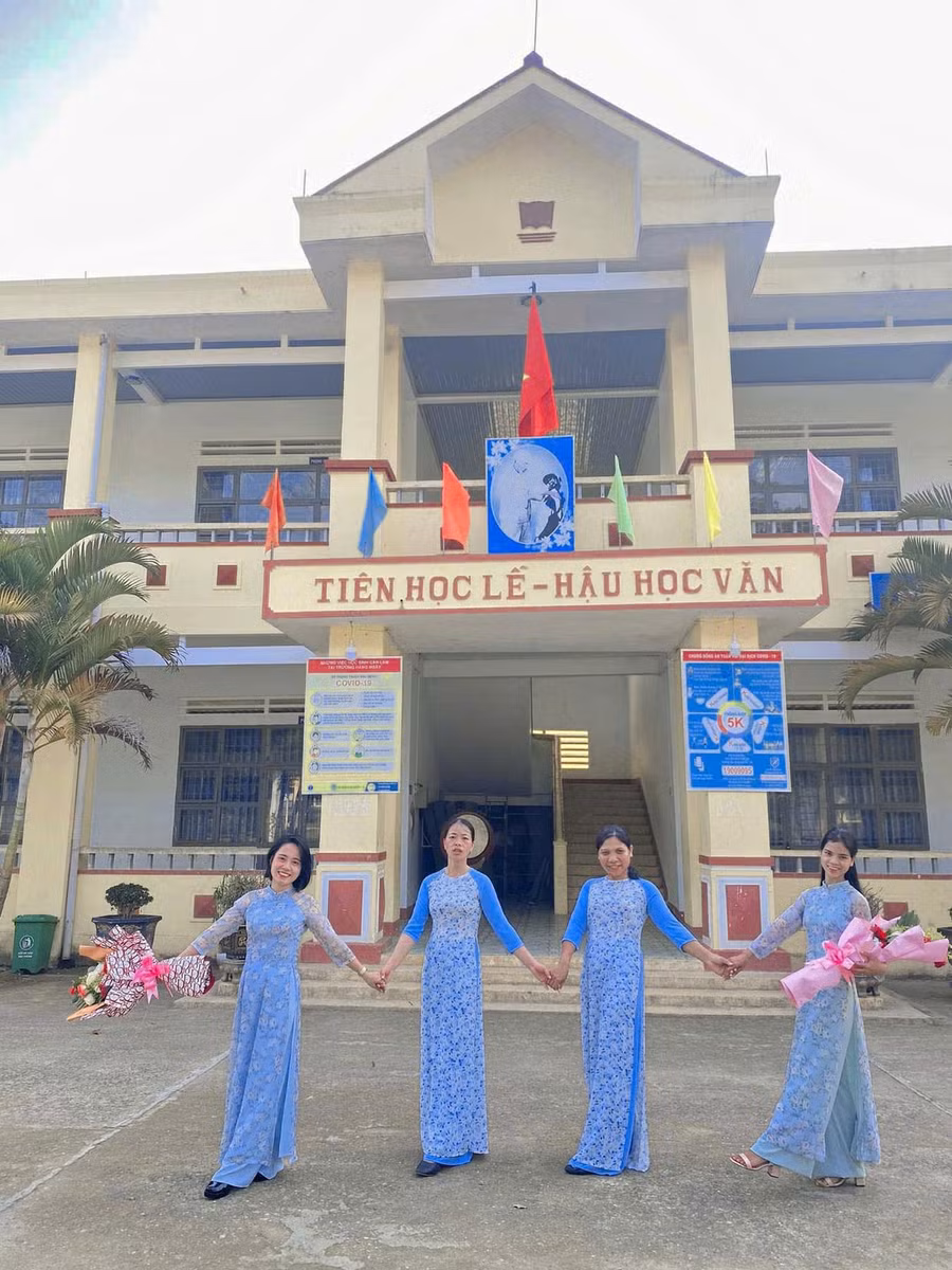 Cô Y Nết (bìa phải) và các đồng nghiệp. Ảnh: Phương Duyên Cô Y Nết (bìa phải) và các đồng nghiệp. Ảnh: Phương Duyên