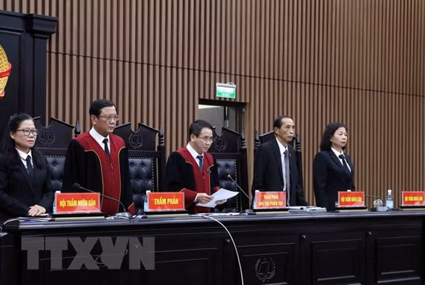 Thẩm phán, Chủ tọa phiên tòa Vũ Quang Huy tuyên án sơ thẩm đối với 54 bị cáo trong vụ án "Chuyến bay giải cứu."(Ảnh: Phạm Kiên/TTXVN)