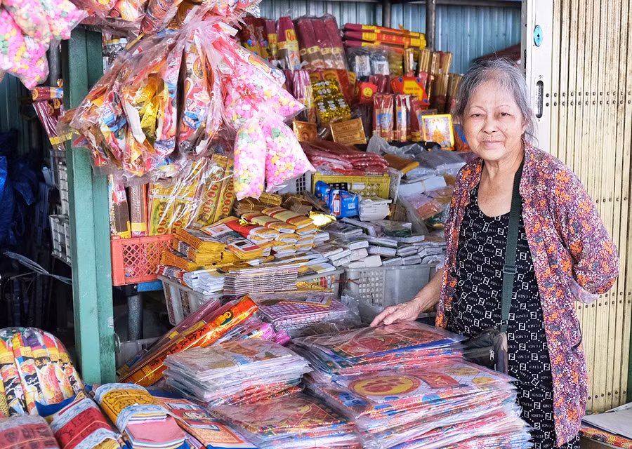 Bà Tám Thu có nhiều năm bán hàng mã ở chợ Đồn. Ảnh: H.N