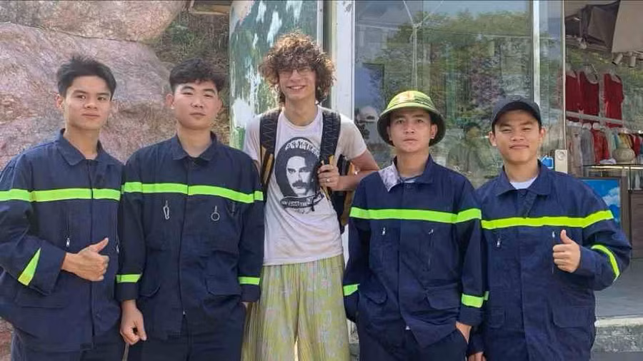Lực lượng cứu hộ của tỉnh Lai Châu tìm được người bị lạc vào sáng 20-4 sau một đêm không ngủ. Ảnh do Công an tỉnh Lai Châu cung cấp