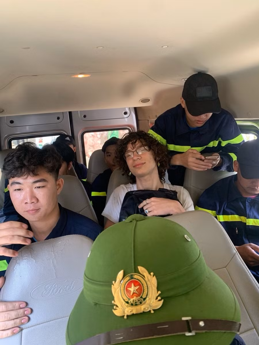 Lực lượng cứu hộ của tỉnh Lai Châu đưa anh Thomas về khách sạn tại thị xã Sa Pa (Lào Cai). Ảnh do Công an tỉnh Lai Châu cung cấp