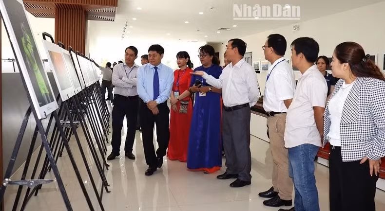 Các đại biểu tham quan triển lãm nghệ thuật. Các đại biểu tham quan triển lãm nghệ thuật.