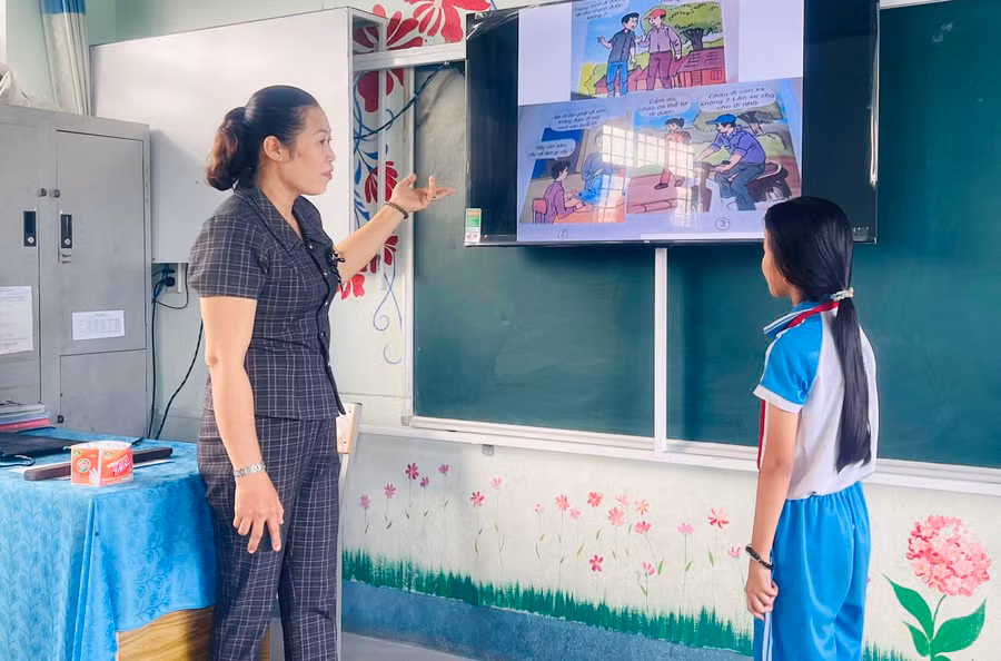 Giáo viên và học sinh lớp 5.3 (Trường Tiểu học Chu Văn An, thị trấn Phú Thiện) tương tác trên màn hình ti vi trong một giờ học. Ảnh: V.C