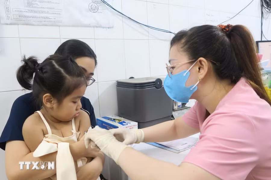Nhân viên trạm Y tế Phường 6, Quận 8 tiêm vaccine phòng sởi cho trẻ. (Ảnh: Đinh Hằng/TTXVN) Nhân viên trạm Y tế Phường 6, Quận 8 tiêm vaccine phòng sởi cho trẻ. (Ảnh: Đinh Hằng/TTXVN)