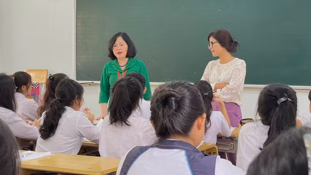 Thứ trưởng Ngô Thị Minh (bìa trái) kiểm tra công tác chuẩn bị thi tốt nghiệp THPT tại tỉnh Kon Tum. Ảnh:Đức Nhật