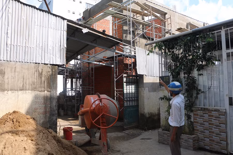 Cán bộ phường Tây Sơn (TP. Pleiku) kiểm tra công tác xây dựng của người dân trên địa bàn. Ảnh: Q.T