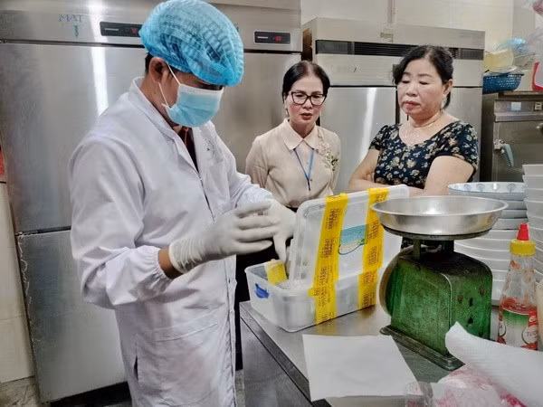 Các mẫu thực phẩm tại cơ sở Bánh mỳ Phượng Hội An được lưu lại để điều tra. (Nguồn: Báo Quảng Nam)