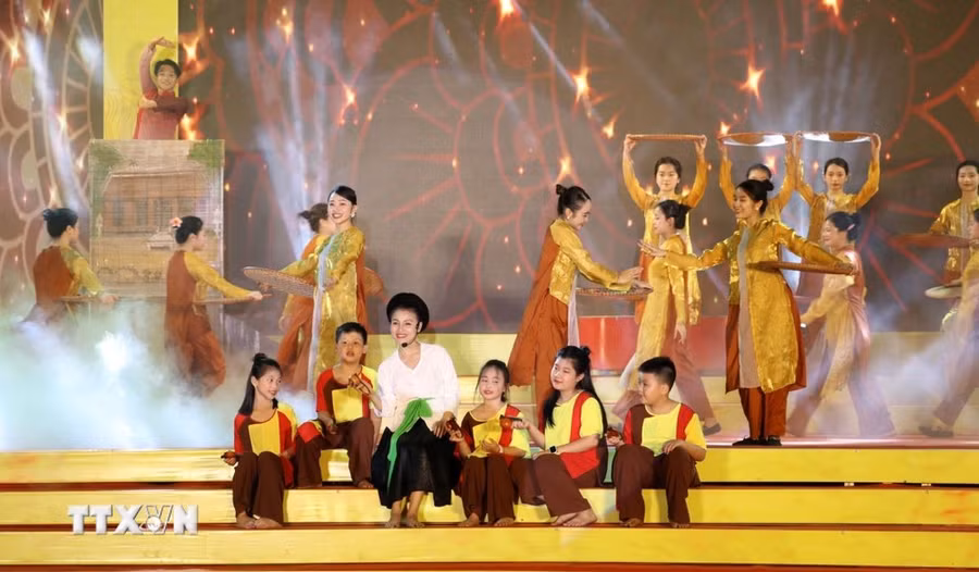 Chương trình nghệ thuật sử thi 'Theo dấu chân Đức Thánh Nguyễn'. (Ảnh: Thùy Dung/TTXVN) Chương trình nghệ thuật sử thi 'Theo dấu chân Đức Thánh Nguyễn'. (Ảnh: Thùy Dung/TTXVN)