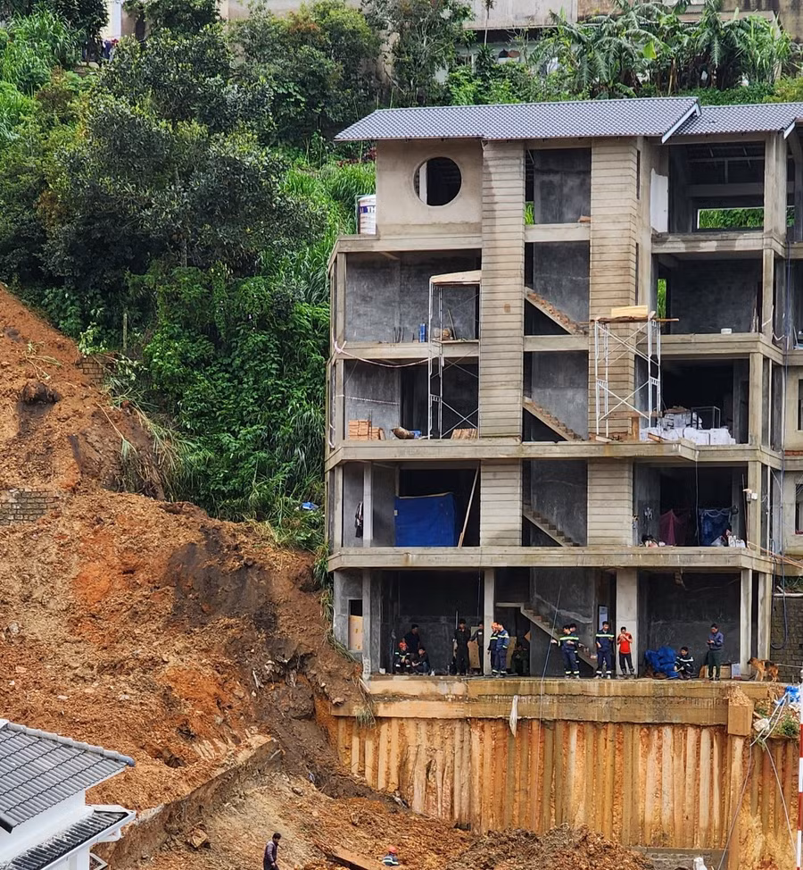 Vào chiều tối 28.6, trên địa bàn TP Đà Lạt xuất hiện một cơn mưa lớn và kéo dài, có thể là nguyên nhân khiến bờ taluy sạt lở. Ảnh: Hữu Long