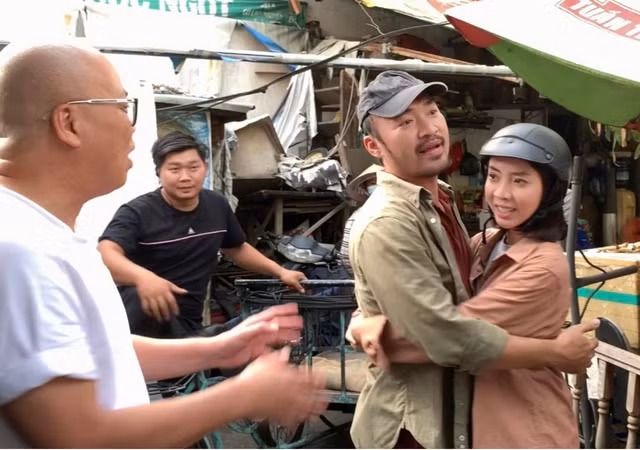 Vũ Ngọc Đãng chỉ đạo diễn xuất trên trường quay Con Nhót mót chồng. Ảnh: FBNV