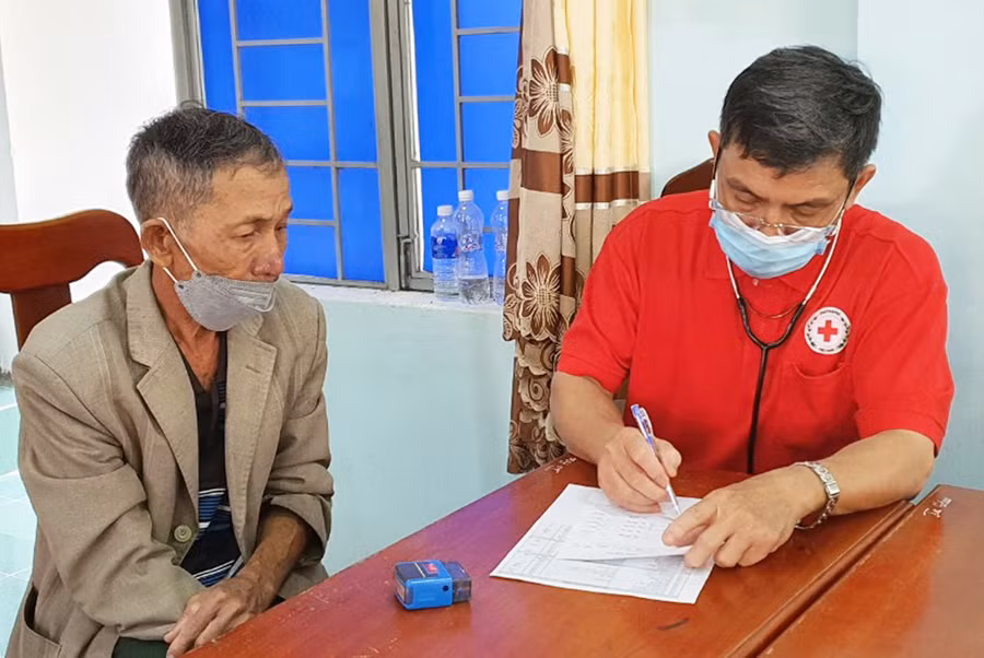 Bác sĩ Huỳnh Văn Phước đã tham gia nhiều chuyến khám, phát thuốc miễn phí cho người nghèo ở vùng sâu vùng xa. Ảnh: Nhật Hào