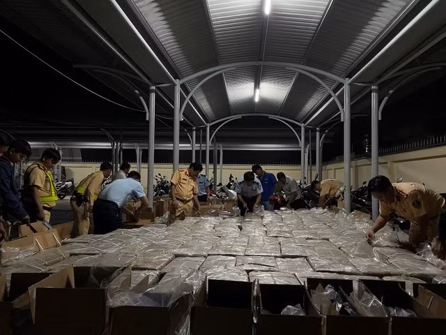 Đoàn kiểm tra bắt giữ hơn 120.000 bao thuốc lá nhập lậu Đoàn kiểm tra bắt giữ hơn 120.000 bao thuốc lá nhập lậu