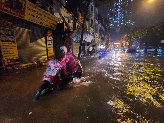 Nhiều tuyến phố ở Hà Nội ngập nặng, giao thông bị ảnh hưởng nghiêm trọng