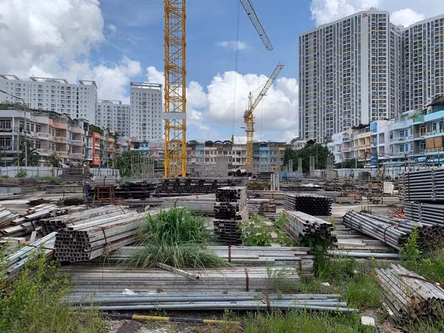 Một dự án bất động sản phải dừng thi công do khó khăn về thủ tục hành chính và vốn. Ảnh: ĐÌNH SƠN