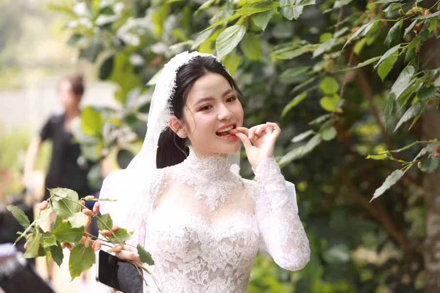 Cô dâu Chu Thanh Huyền rạng rỡ.
