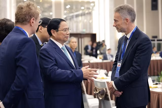 Thủ tướng Chính phủ Phạm Minh Chính trao đổi với đại diện doanh nghiệp tham dự tọa đàm. Ảnh: VGP/Nhật Bắc