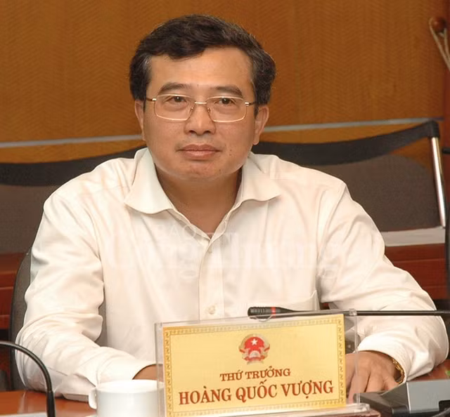Ông Hoàng Quốc Vượng khi còn làm thứ trưởng. Ảnh: NLĐO