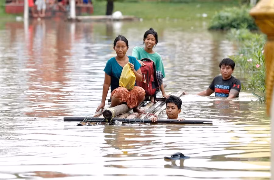 Người dân TP. Taungo (Myanmar) đang phải chống chọi với ảnh hưởng từ bão Yagi. Ảnh: EPA