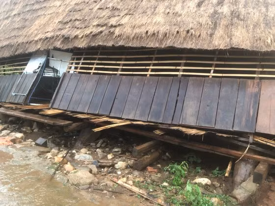 Nhà rông bị ngã đổ Nhà rông bị ngã đổ