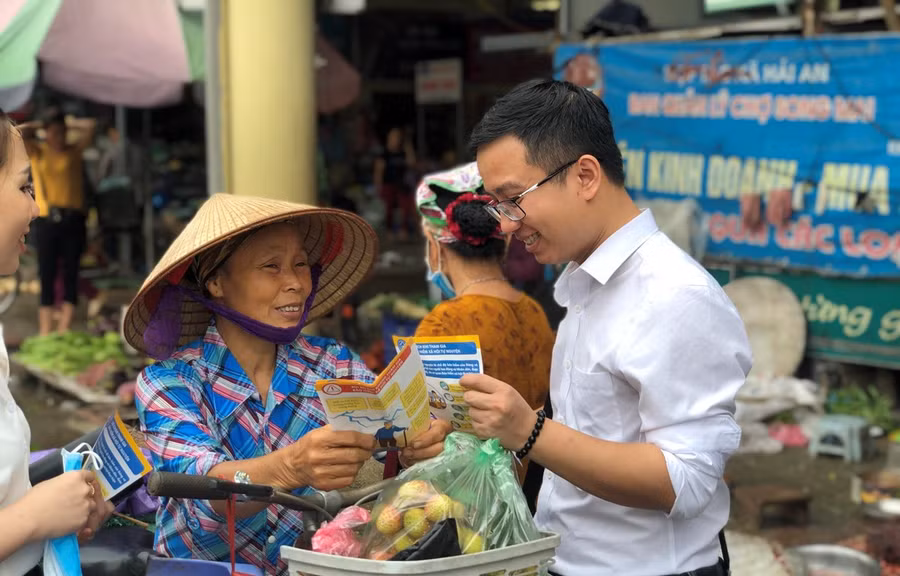 Giới thiệu về các chế độ bảo hiểm xã hội cho người lao động. (Ảnh: PV/Vietnam+) Giới thiệu về các chế độ bảo hiểm xã hội cho người lao động. (Ảnh: PV/Vietnam+)