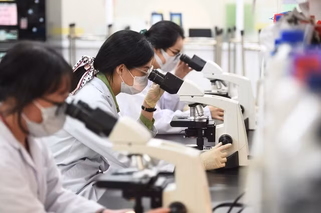 Về tiền lương phải đánh giá đúng, công bằng, tạo động lực để cán bộ, công chức phấn đấu. Về tiền lương phải đánh giá đúng, công bằng, tạo động lực để cán bộ, công chức phấn đấu.