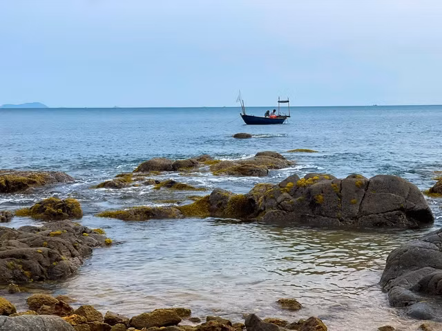 Khung cảnh ngư dân đánh bắt cá ở Ghềnh Bàng bình yên trong một buổi chiều. Ảnh: Hữu Tú