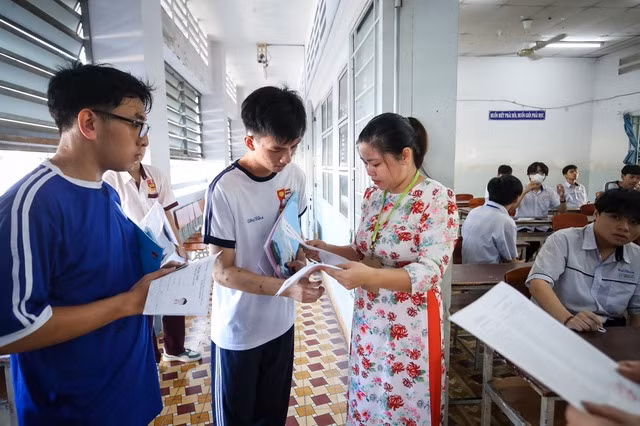 Thí sinh tham gia kỳ thi tốt nghiệp THPT năm 2024. Bộ GD-ĐT dự kiến từ năm 2025 kỳ thi sẽ được tổ chức trong 2 ngày với 3 buổi thi thay vì 4 buổi như hiện nay. Ảnh NHẬT THỊNH