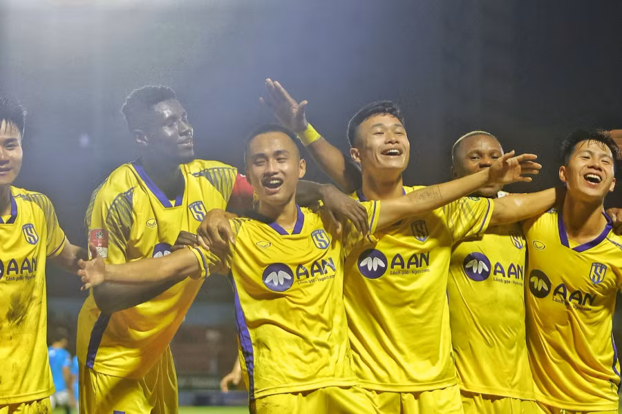 Niềm vui của SLNA. Ảnh: BÁ DUY