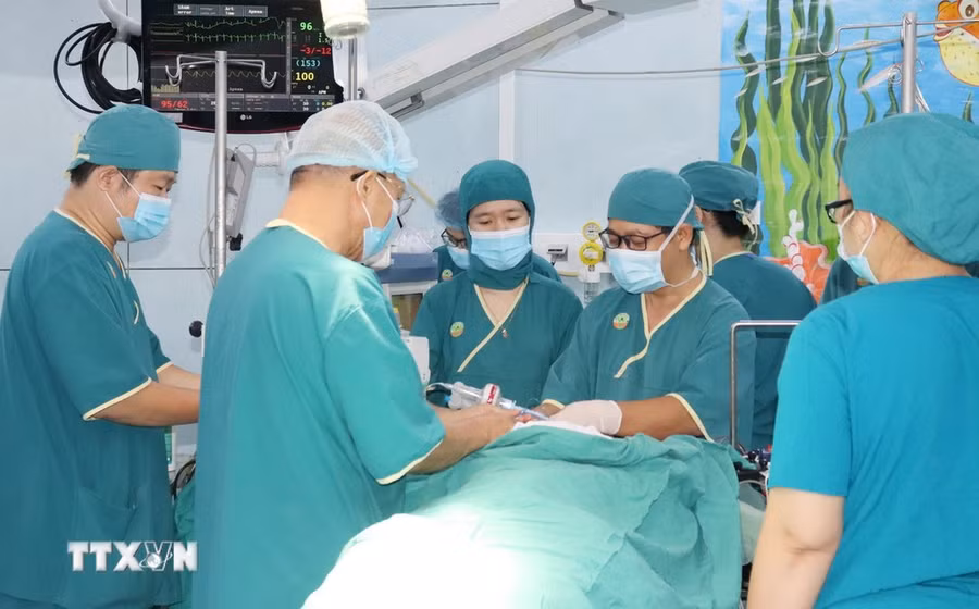 Bác sỹ Bệnh viện Nhi đồng 2 Thành phố Hồ Chí Minh thực hiện ca phẫu thuật ghép tạng trẻ em. (Ảnh: TTXVN phát) Bác sỹ Bệnh viện Nhi đồng 2 Thành phố Hồ Chí Minh thực hiện ca phẫu thuật ghép tạng trẻ em. (Ảnh: TTXVN phát)